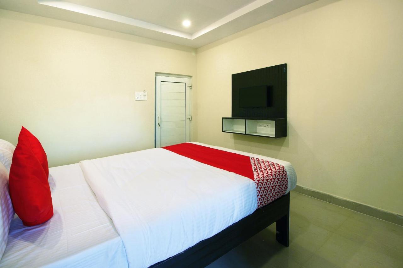 Hotel Oyo Sri Vinayaka Grand Shamshabad Exterior foto