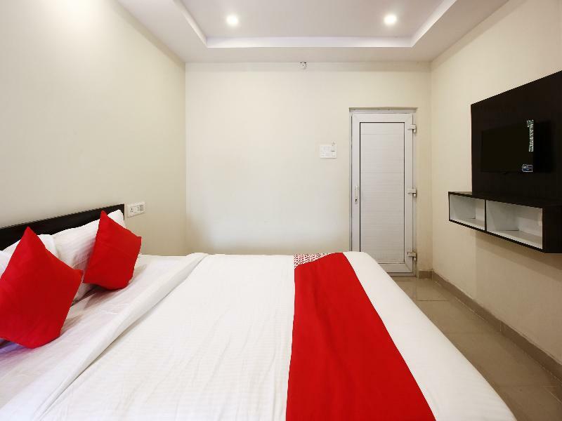 Hotel Oyo Sri Vinayaka Grand Shamshabad Exterior foto